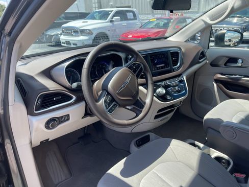 Used 2020 Chrysler Voyager LX FWD image 11