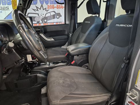 Used 2015 Jeep Wrangler Unlimited Rubicon w/ Connectivity Group AWD/4WD image 11