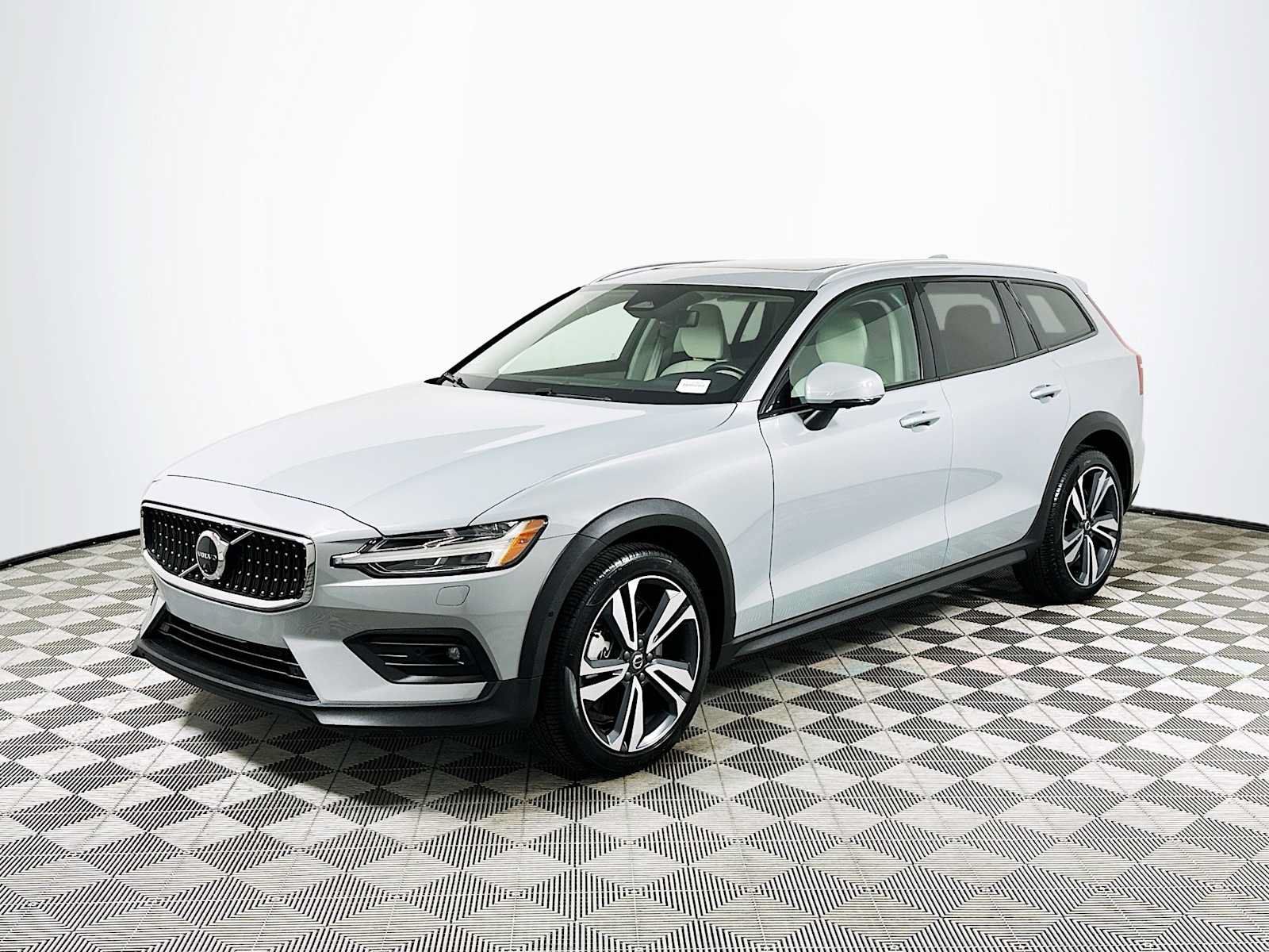 Used 2026 Volvo V60 B5 Cross Country Plus w/ Climate Package AWD/4WD image 3