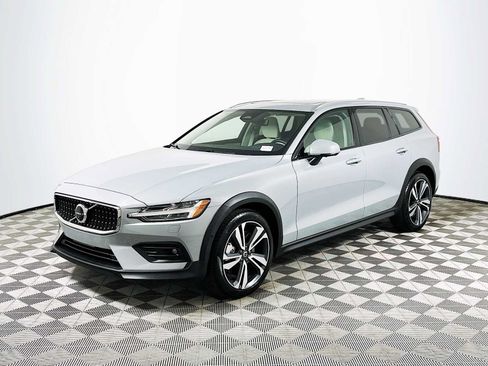 Used 2026 Volvo V60 B5 Cross Country Plus w/ Climate Package AWD/4WD image 3