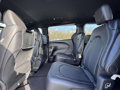 New 2026 Chrysler Pacifica Select FWD image 14