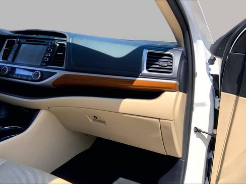 Used 2019 Toyota Highlander Limited FWD image 19