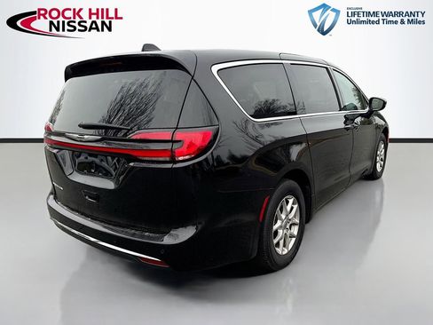 Used 2024 Chrysler Pacifica Touring-L image 1