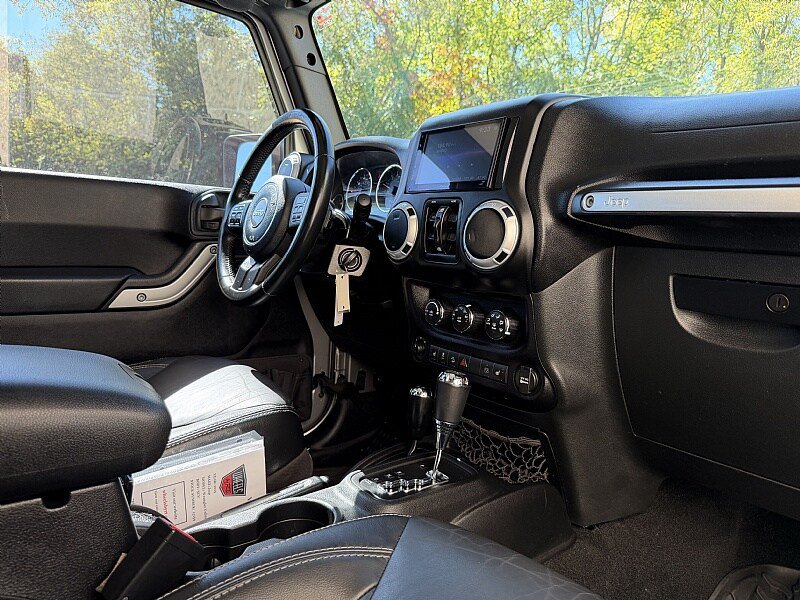 Used 2015 Jeep Wrangler Unlimited Rubicon w/ Connectivity Group AWD/4WD image 19