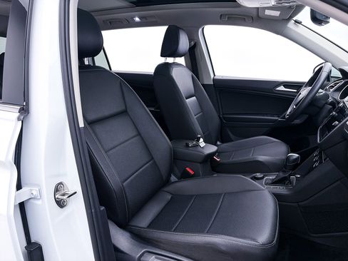 Used 2020 Volkswagen Tiguan SE w/ Panoramic Sunroof Package AWD/4WD image 35