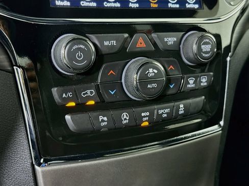 Used 2022 Jeep Grand Cherokee Laredo X AWD/4WD image 10