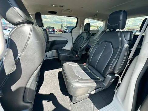 Used 2024 Chrysler Pacifica Touring-L FWD image 22