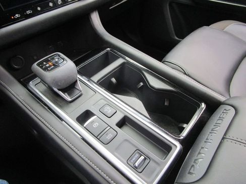 Used 2024 Nissan Pathfinder SL image 38