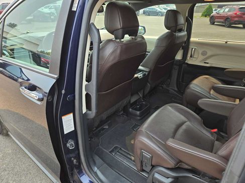 Used 2023 Toyota Sienna Platinum AWD/4WD image 18
