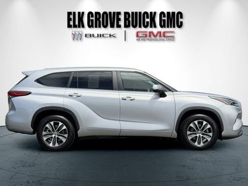 Used 2023 Toyota Highlander XLE FWD image 3