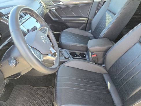 Used 2024 Volkswagen Tiguan SE image 15