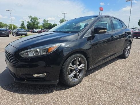 Used 2017 Ford Focus SE FWD image 3