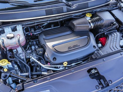 Used 2024 Chrysler Pacifica Touring-L image 27