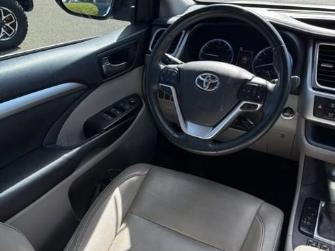 Certified 2018 Toyota Highlander XLE w/ Carpet Mat Package (TMS) AWD/4WD image 13