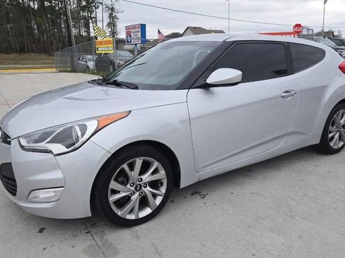 Used 2017 Hyundai Veloster image 2