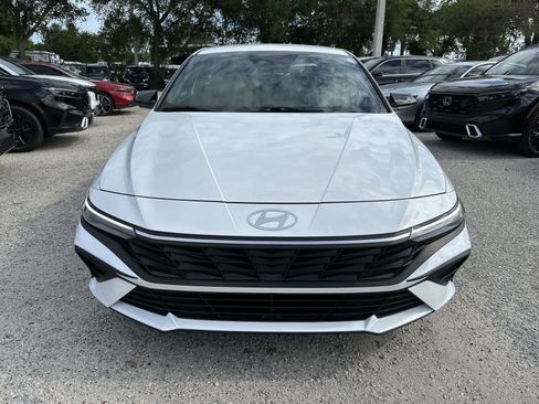 Used 2025 Hyundai Elantra Sport image 3