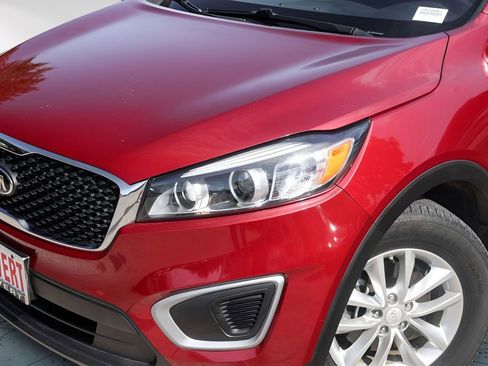 Used 2017 Kia Sorento AWD image 3