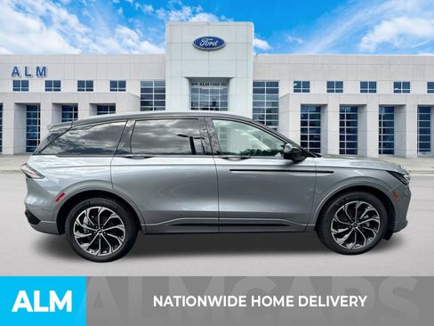 Used 2025 Lincoln Nautilus Reserve AWD/4WD image 4