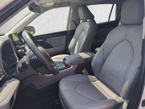 Used 2022 Toyota Highlander XLE AWD/4WD image 20