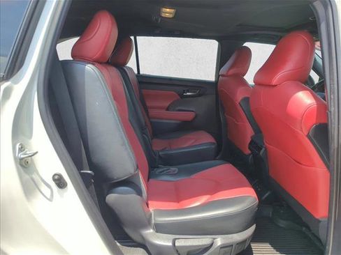 Used 2021 Toyota Highlander XSE FWD image 19