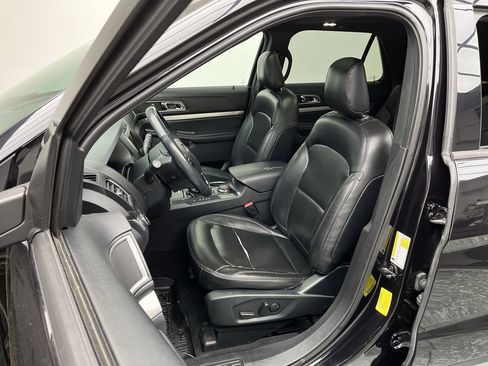 Used 2019 Ford Explorer XLT w/ Equipment Group 202A AWD/4WD image 11