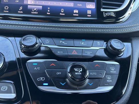 Used 2024 Chrysler Pacifica Touring-L w/ Uconnect Theater Family Group image 27