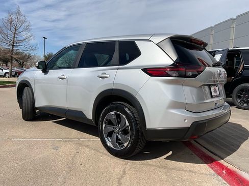 Used 2025 Nissan Rogue SV image 8