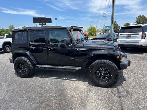 Used 2018 Jeep Wrangler Unlimited Sahara AWD/4WD image 4