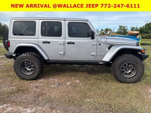 Used 2019 Jeep Wrangler Unlimited Sahara AWD/4WD image 4