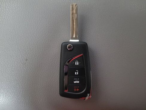 Used 2022 Toyota Camry SE image 32