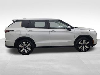 Used 2025 Mitsubishi Outlander SE video 2