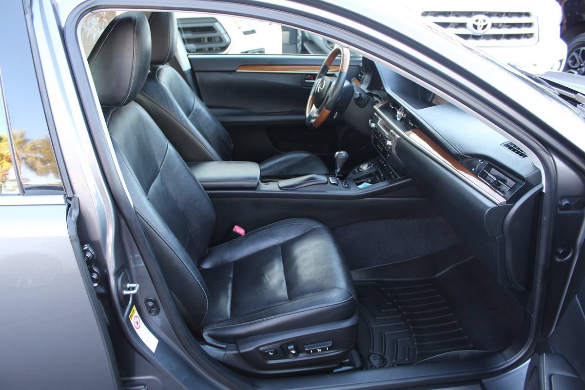 Used 2014 Lexus ES 300h w/ Luxury Package w/Bamboo Trim FWD image 23