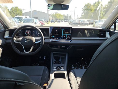 New 2025 Volkswagen Tiguan SE image 4