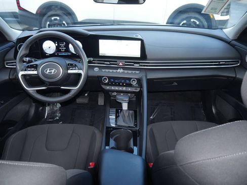 Used 2025 Hyundai Elantra SEL FWD image 40