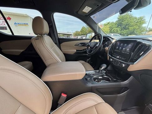Used 2023 Chevrolet Traverse Premier FWD image 15