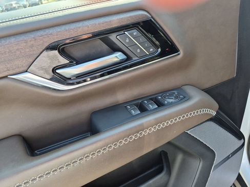Certified 2025 GMC Yukon Denali Ultimate AWD/4WD image 24