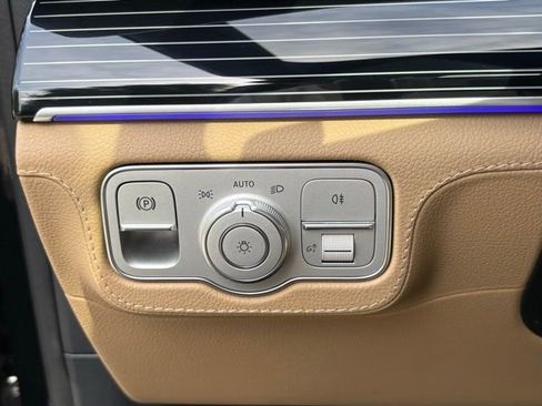 Used 2025 Mercedes-Benz GLS 580 4MATIC image 32