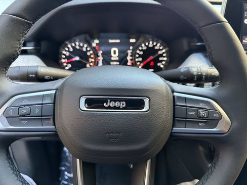 Used 2025 Jeep Compass Latitude AWD/4WD image 18