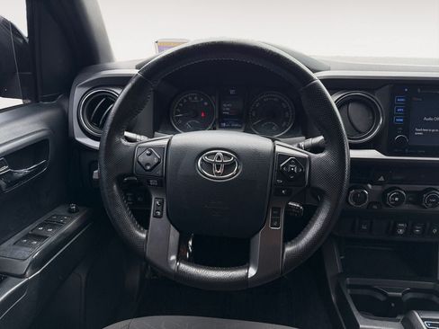 Used 2018 Toyota Tacoma TRD Off-Road AWD/4WD image 13