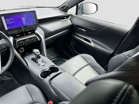 Used 2024 Toyota Venza XLE image 24