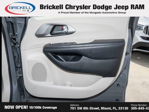 Used 2022 Chrysler Pacifica Touring-L image 14