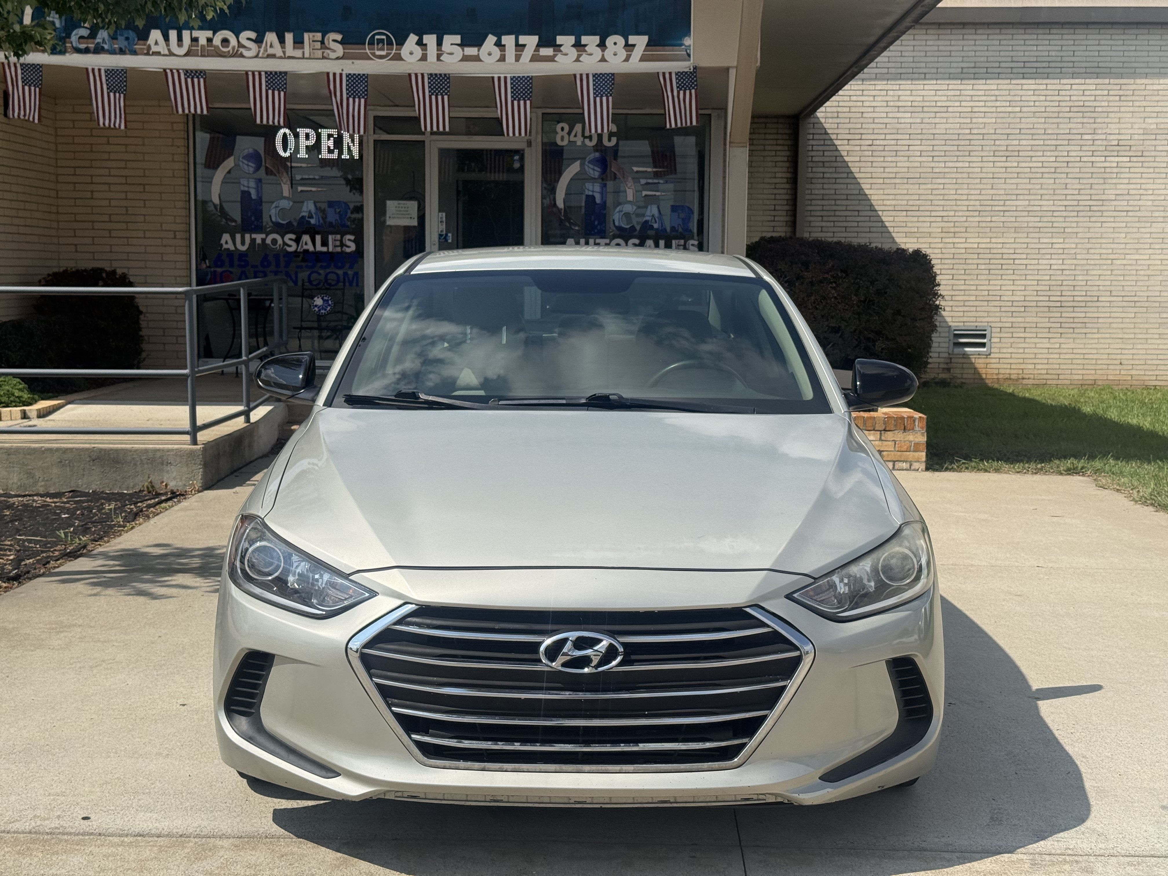 Used 2017 Hyundai Elantra SE FWD image 2