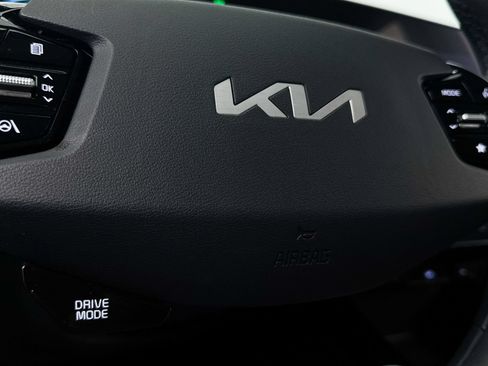 Certified 2025 Kia Niro EX FWD image 9