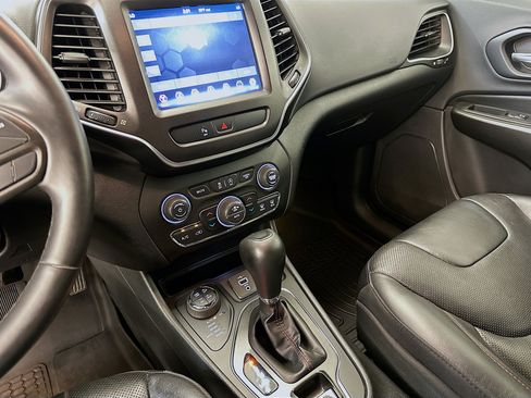 Used 2019 Jeep Cherokee Trailhawk image 25