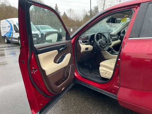 Used 2022 Toyota Highlander XLE image 12