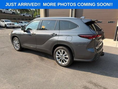 Used 2025 Toyota Highlander Limited FWD image 4