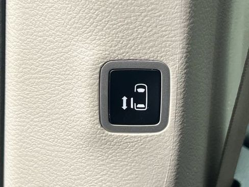 Used 2024 Chrysler Pacifica Touring-L FWD image 35