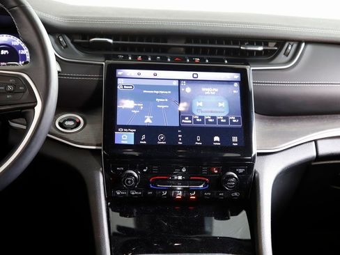 Used 2022 Jeep Grand Cherokee Limited image 15