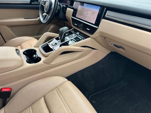 Certified 2023 Porsche Cayenne Platinum Edition image 16