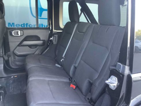 Used 2022 Jeep Wrangler Unlimited Sahara AWD/4WD image 13